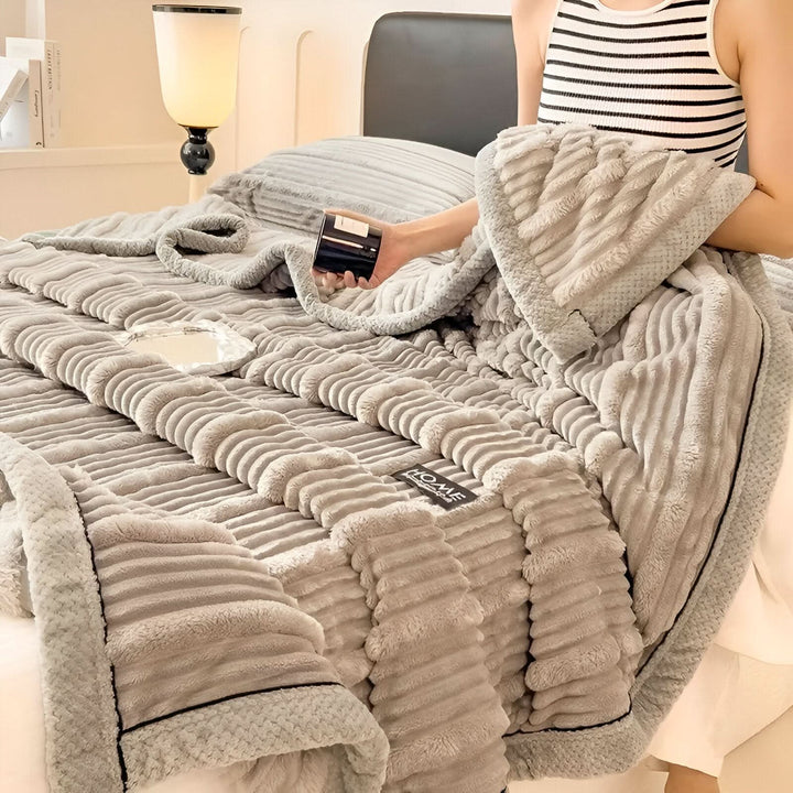 Lisslune | FLUFFIQUE - Premium Fluffy Cuddle Blanket