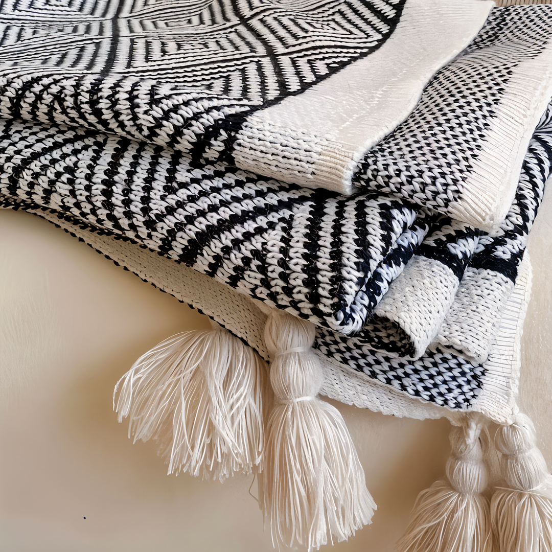 Lisslune | POLYSTRIPE – Cozy Black-White Geometric Fleece Blanket