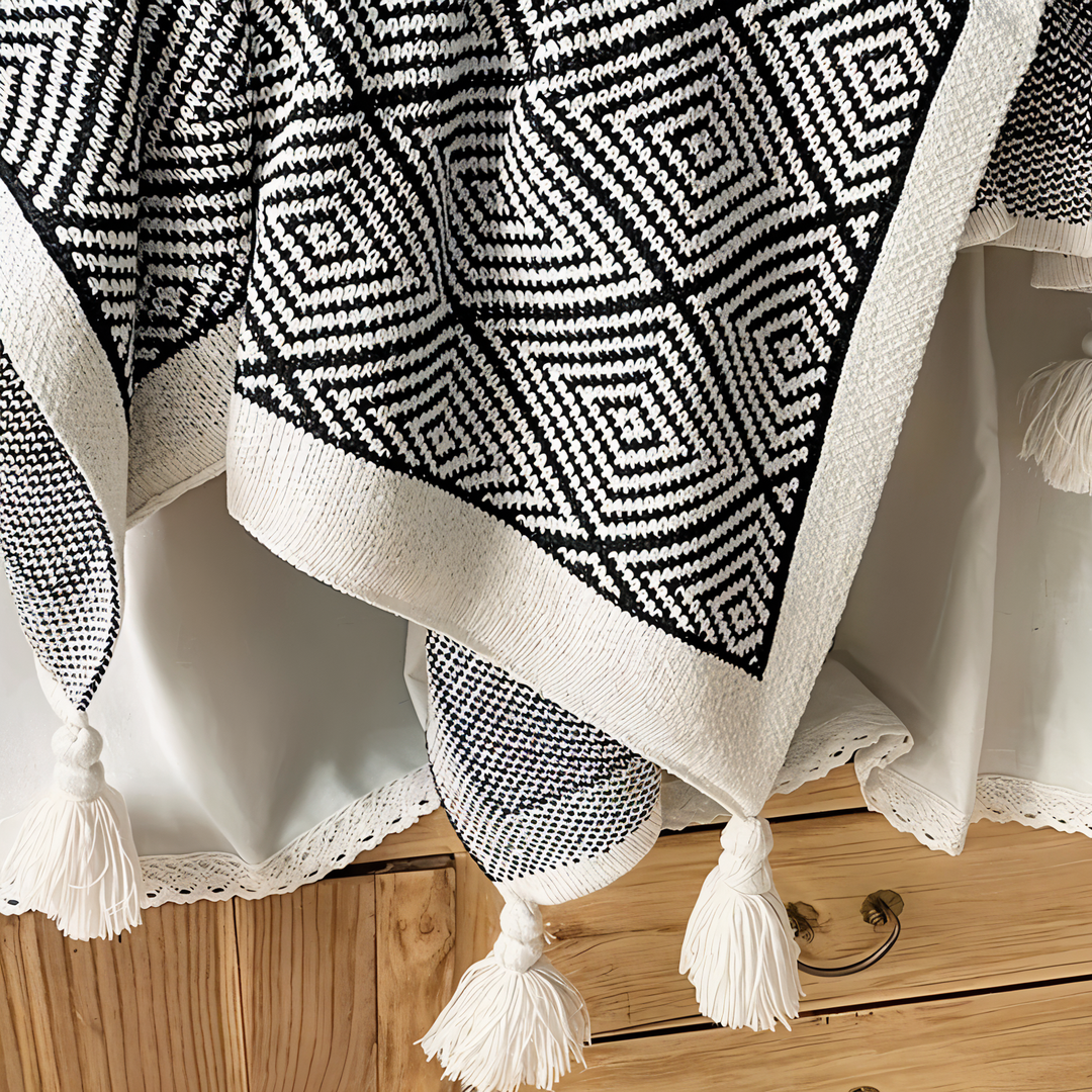 Lisslune | POLYSTRIPE – Cozy Black-White Geometric Fleece Blanket