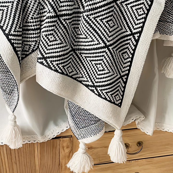 Lisslune | POLYSTRIPE – Cozy Black-White Geometric Fleece Blanket