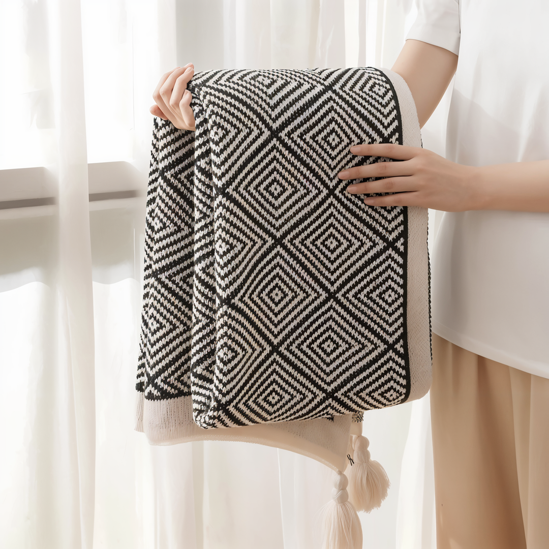 Lisslune | POLYSTRIPE – Cozy Black-White Geometric Fleece Blanket