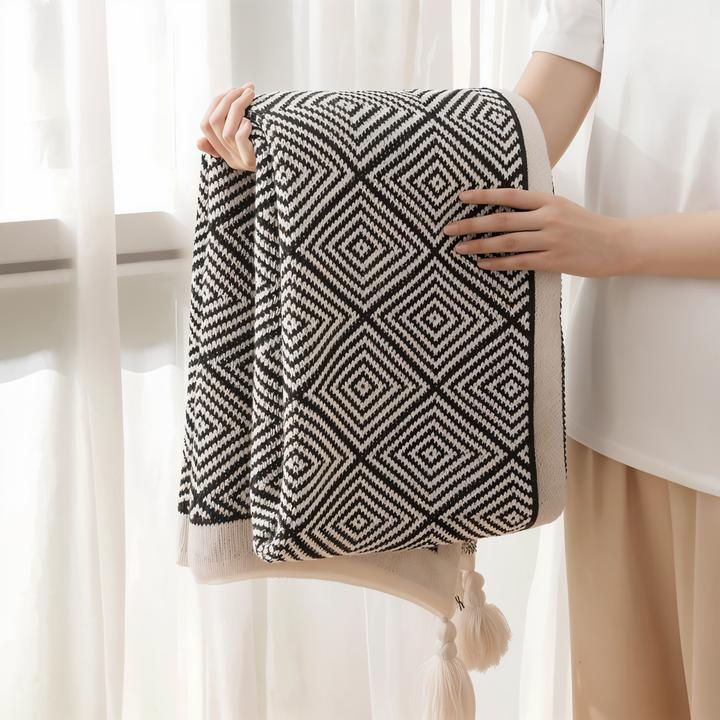 Lisslune | POLYSTRIPE – Cozy Black-White Geometric Fleece Blanket