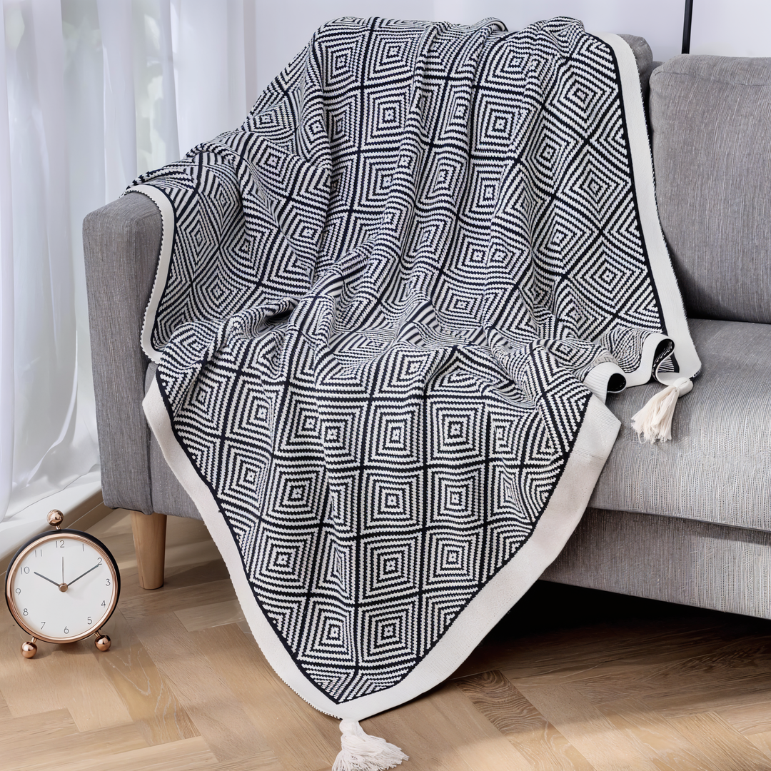 Lisslune | POLYSTRIPE – Cozy Black-White Geometric Fleece Blanket