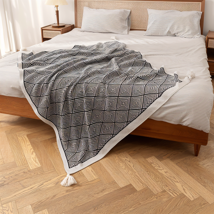 Lisslune | POLYSTRIPE – Cozy Black-White Geometric Fleece Blanket