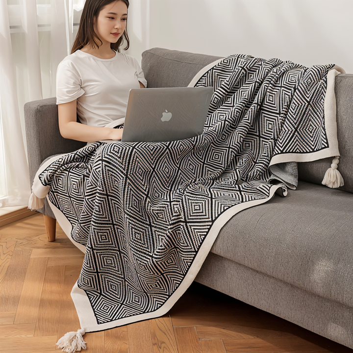 Lisslune | POLYSTRIPE – Cozy Black-White Geometric Fleece Blanket