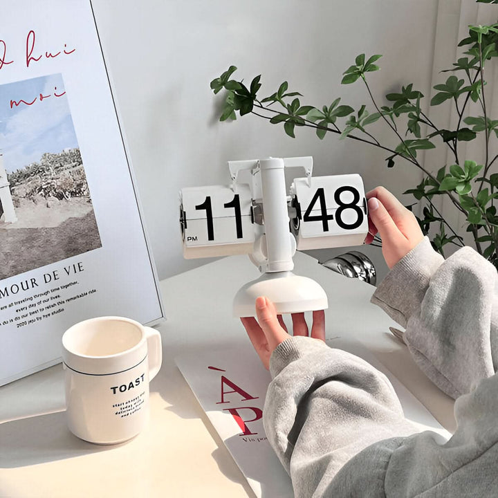 Lisslune | Minimalist Flip Clock Automatic Retro Desk Clock