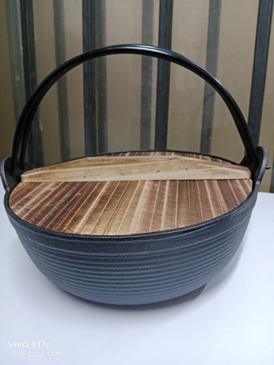 Lisslune | Pre-seasoned pure cast iron wok with flat bottom and wooden lid