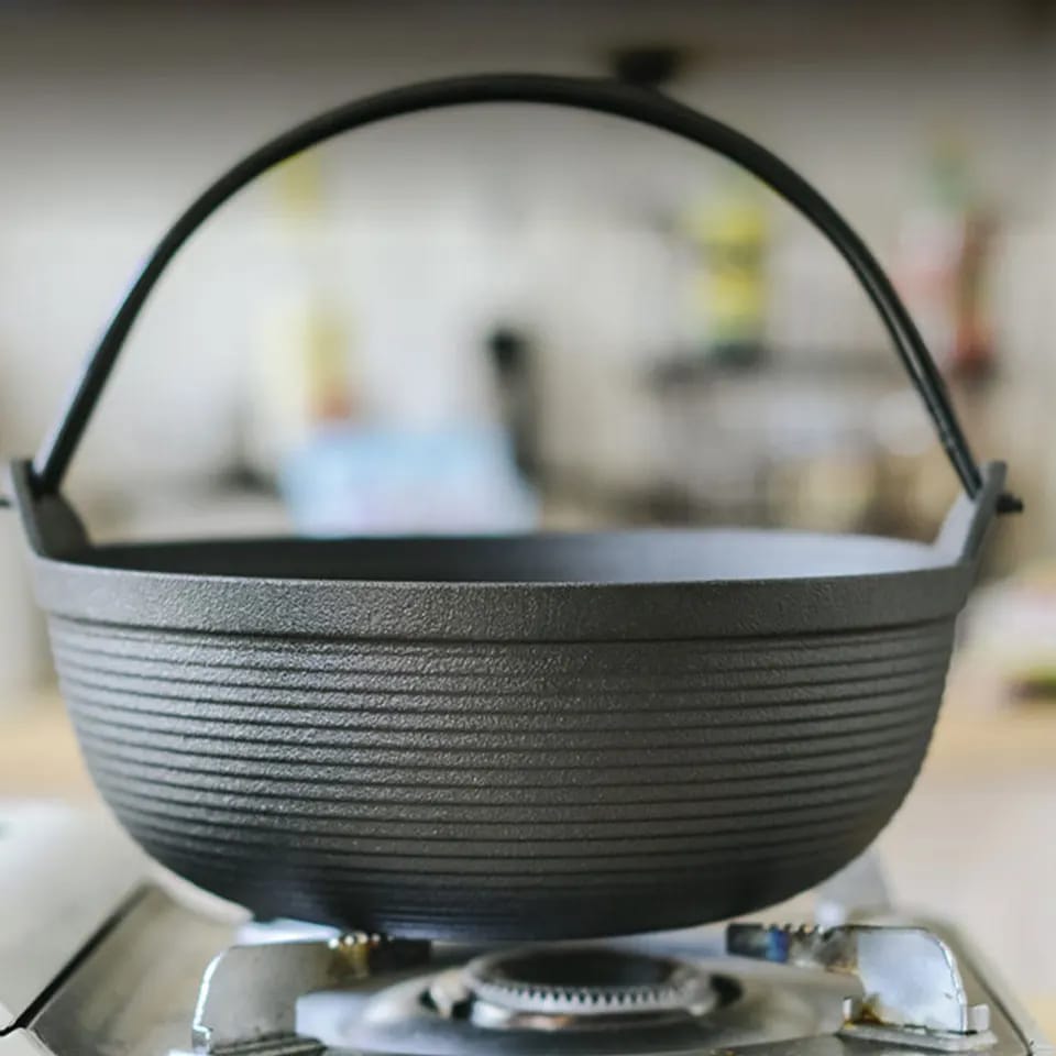 Lisslune | Pre-seasoned pure cast iron wok with flat bottom and wooden lid