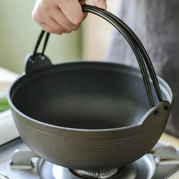 Lisslune | Pre-seasoned pure cast iron wok with flat bottom and wooden lid