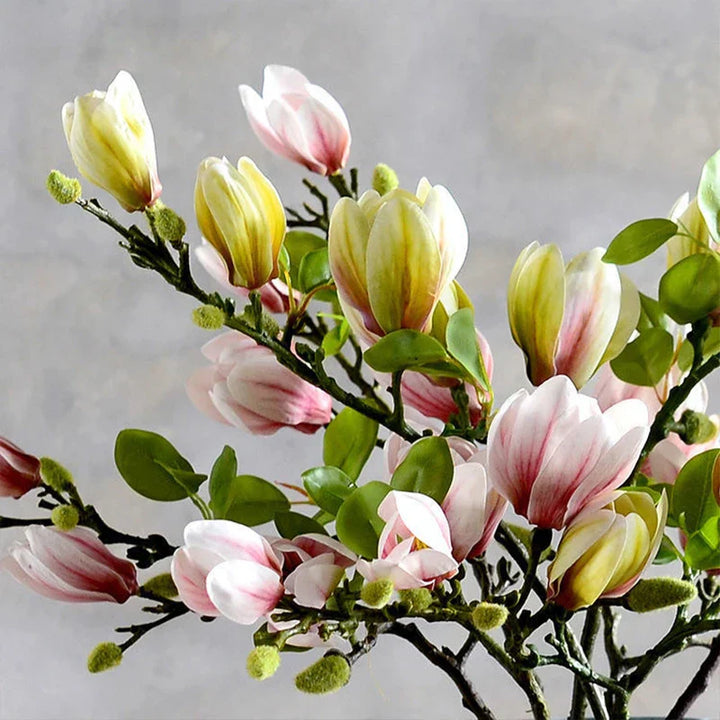 Lisslune | BlijftBloei – Atmospheric Art Branch with Realistic Magnolia Flowers
