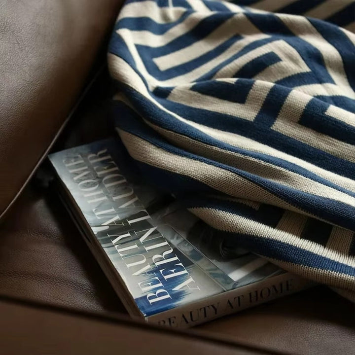 Lisslune | Labyrinthine Geometric Jacquard Throw Blanket
