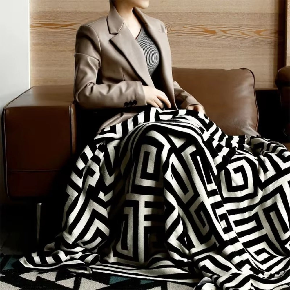 Lisslune | Labyrinthine Geometric Jacquard Throw Blanket