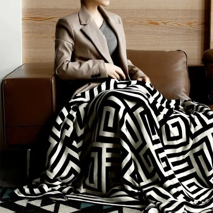 Lisslune | Labyrinthine Geometric Jacquard Throw Blanket