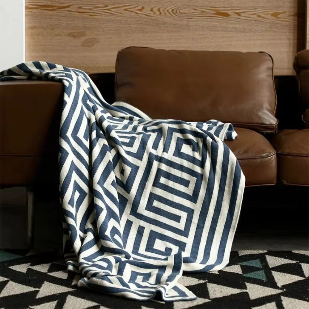 Lisslune | Labyrinthine Geometric Jacquard Throw Blanket