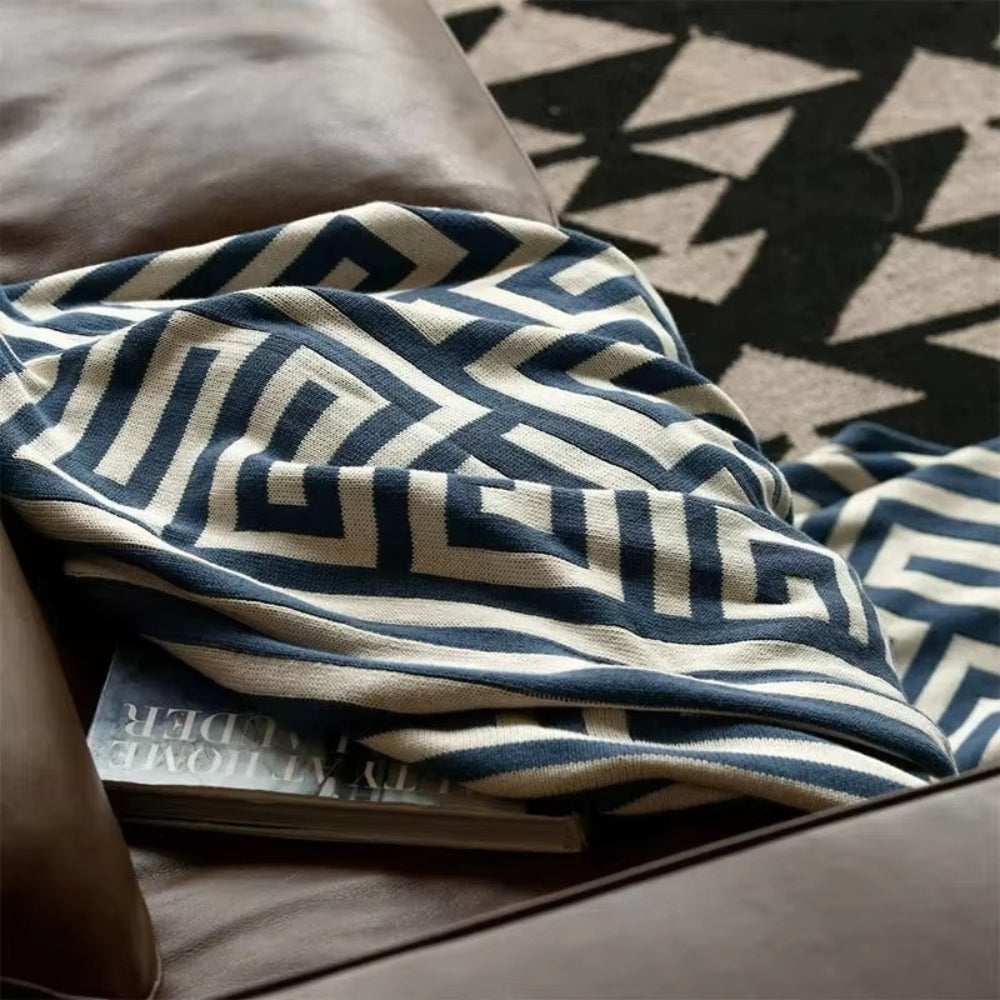 Lisslune | Labyrinthine Geometric Jacquard Throw Blanket