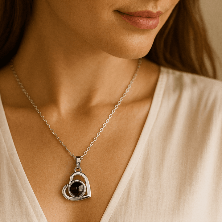 Lisslune | Photo projection chain with heart pendant and engraving