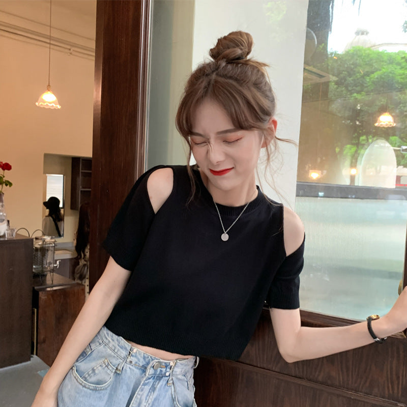 Women's Cropped Top with Off-Shoulder Design and Modern Knit Pattern