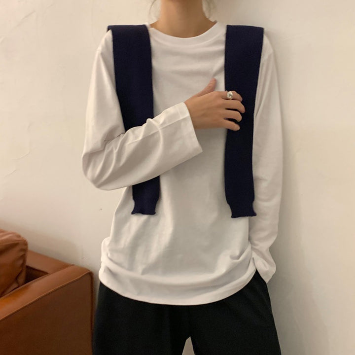Women’s long sleeve shirt with classic cut and high-quality cotton material