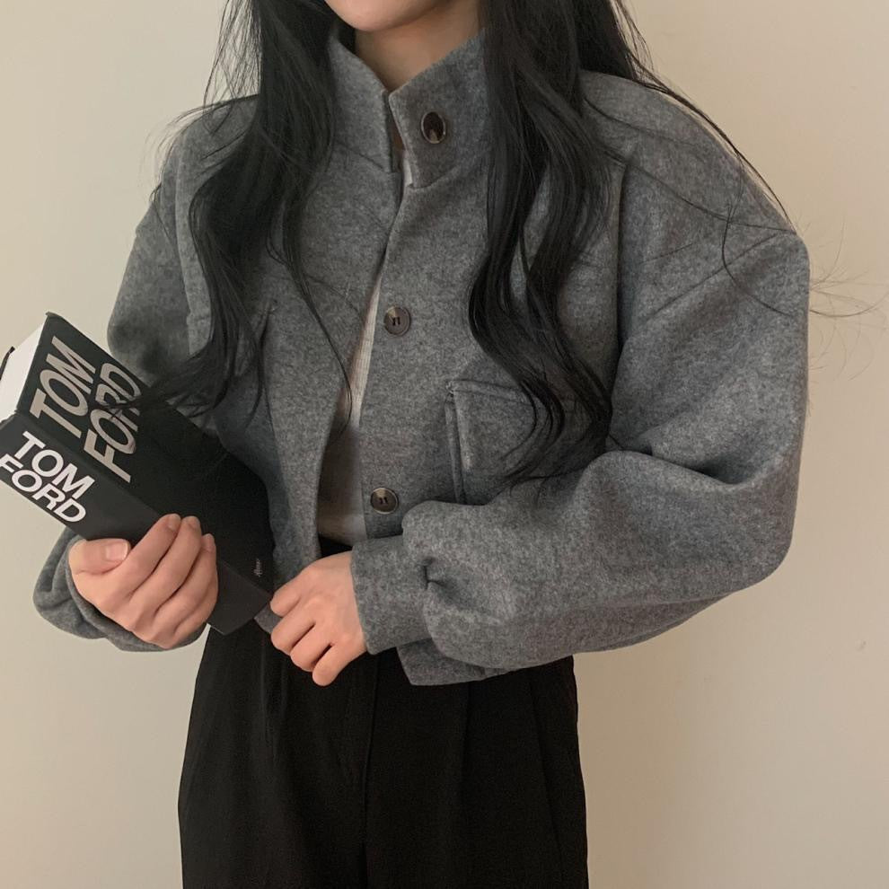 Women's jacket made of high-quality wool blend with casual pockets and oversized cut