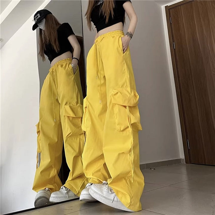 Women’s cargo pants in urban style with side pockets and elastic waistband