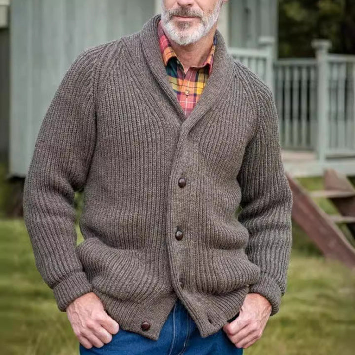 Men's chunky knitted cardigan with practical pockets and modern V-neck Lisslune