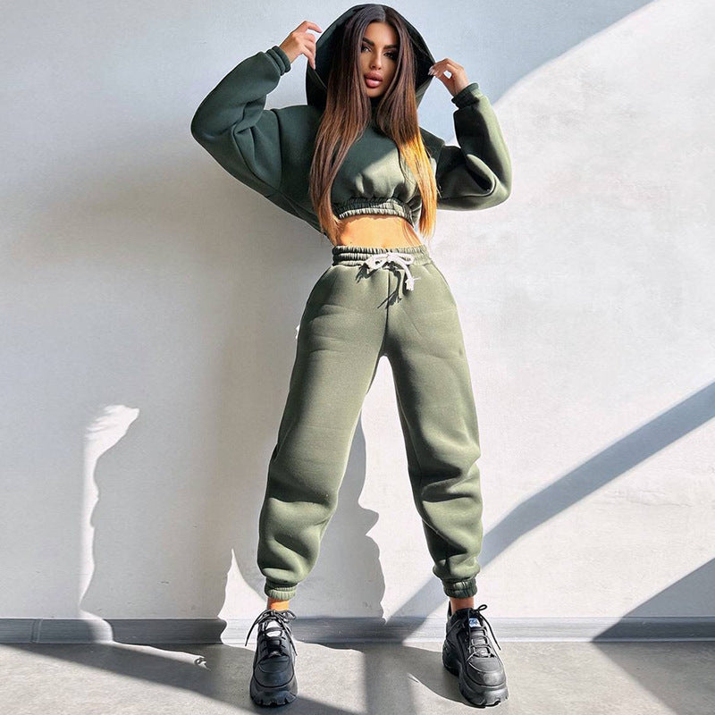 Women's sporty cropped sweat set with elastic waistband and practical pockets Lisslune