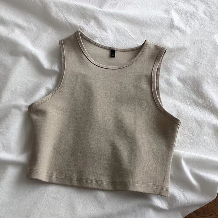 Ladies crop top made of breathable material with a figure-hugging cut