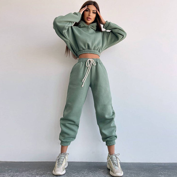Women's sporty cropped sweat set with elastic waistband and practical pockets Lisslune