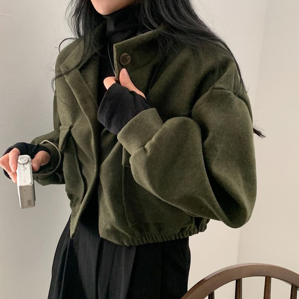 Women's cropped bomber jacket with voluminous sleeves and practical pockets