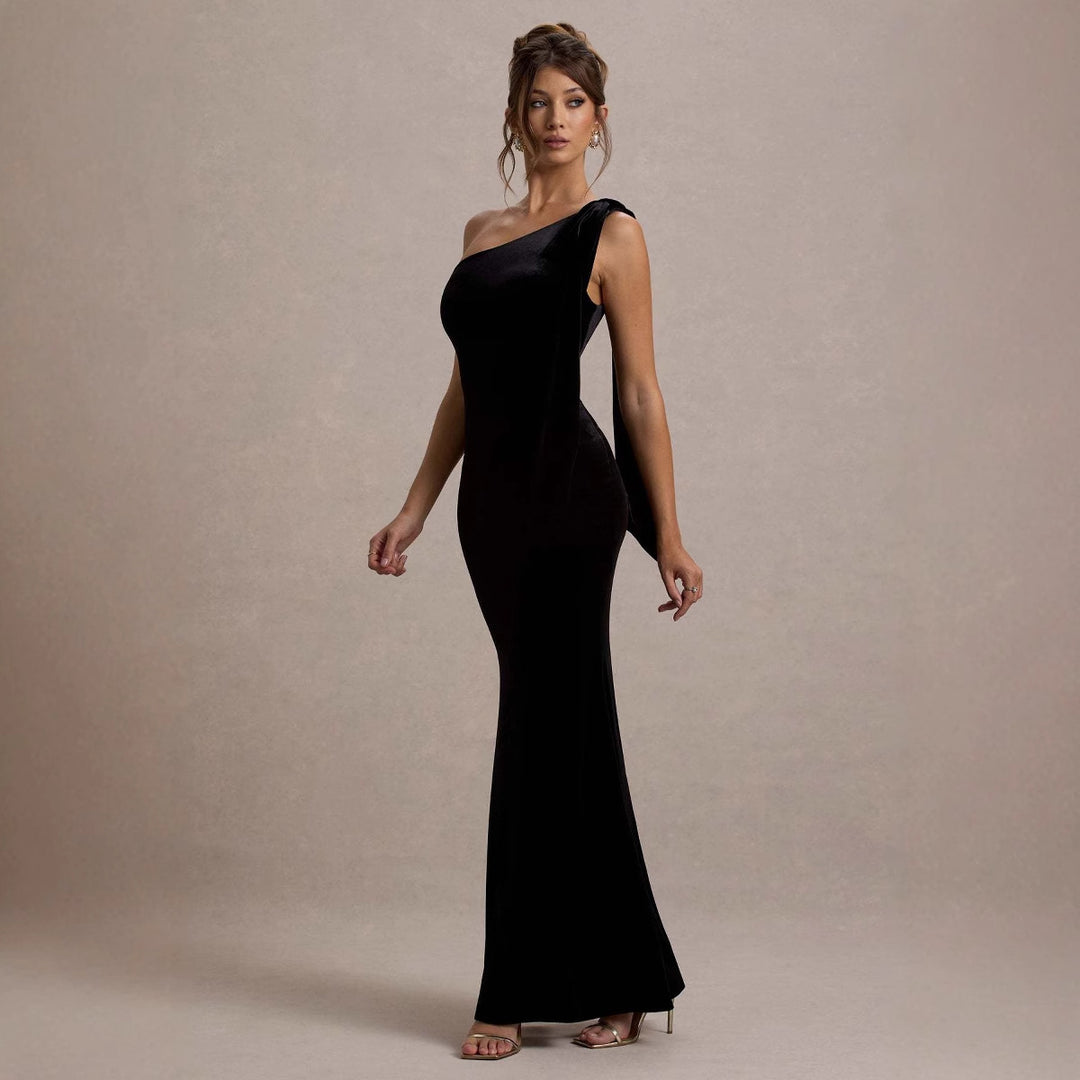 Ladies' figure-hugging evening dress with asymmetric strap and stylish hem