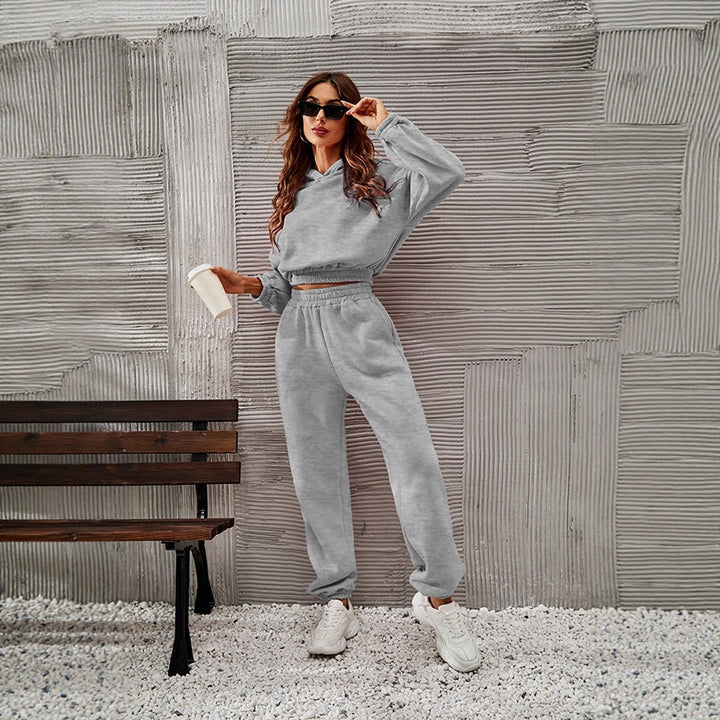 Women's tracksuit with a casual cut and elastic waistband