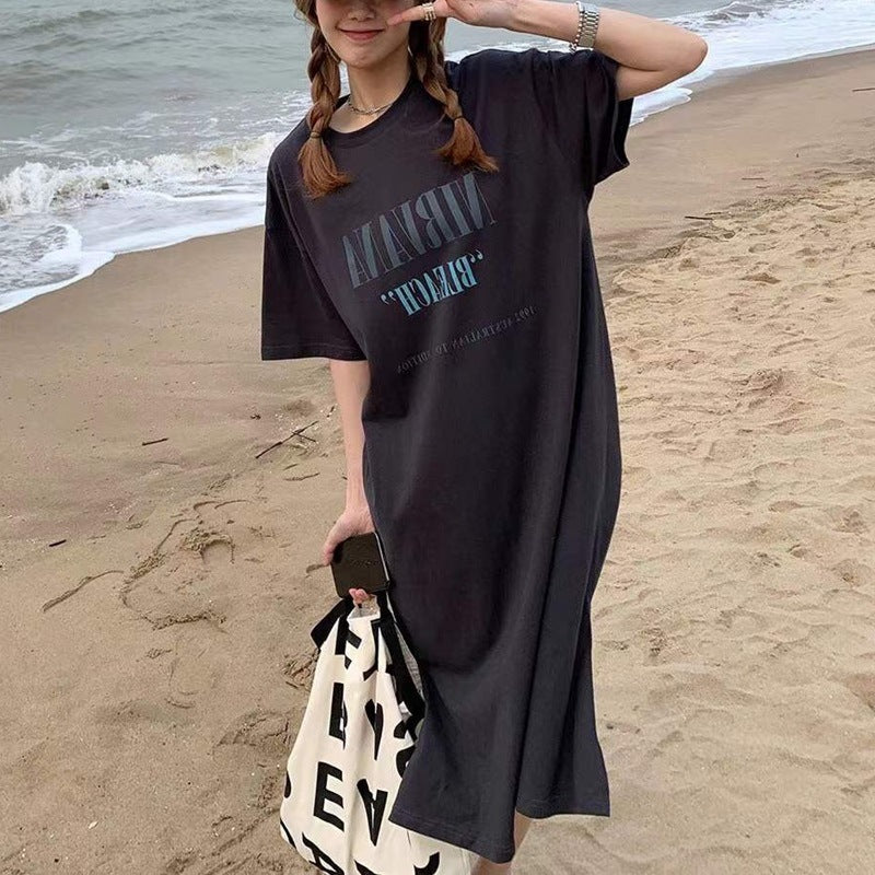 Women's casual dress with graphic print and relaxed fit