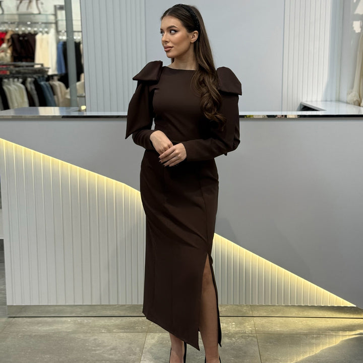 Ladies' maxi dress with elegant puff sleeves and side slit