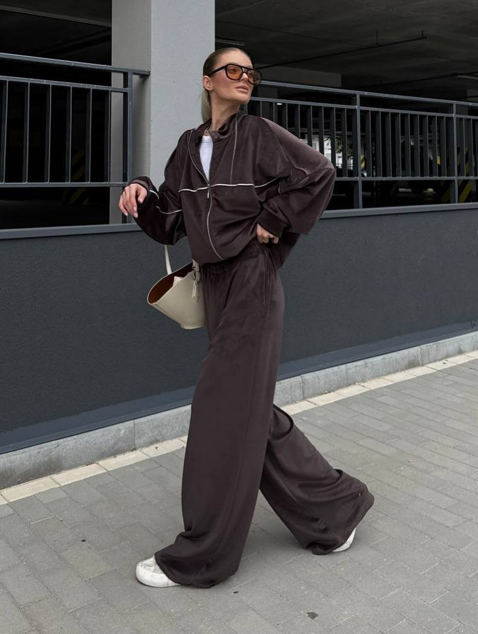 Ladies sporty velour lounge set with high waist and wide trousers Lisslune