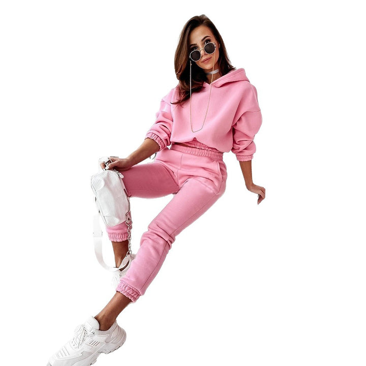 Women’s tracksuit with modern cut and casual hoodie style