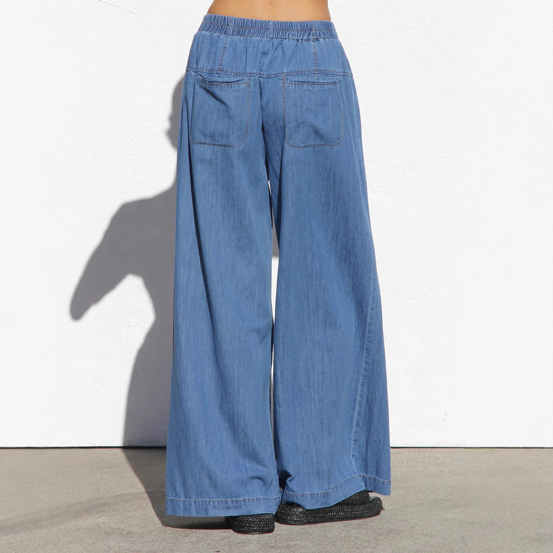 Ladies wide denim hotpants with elastic waistband and button details Lisslune