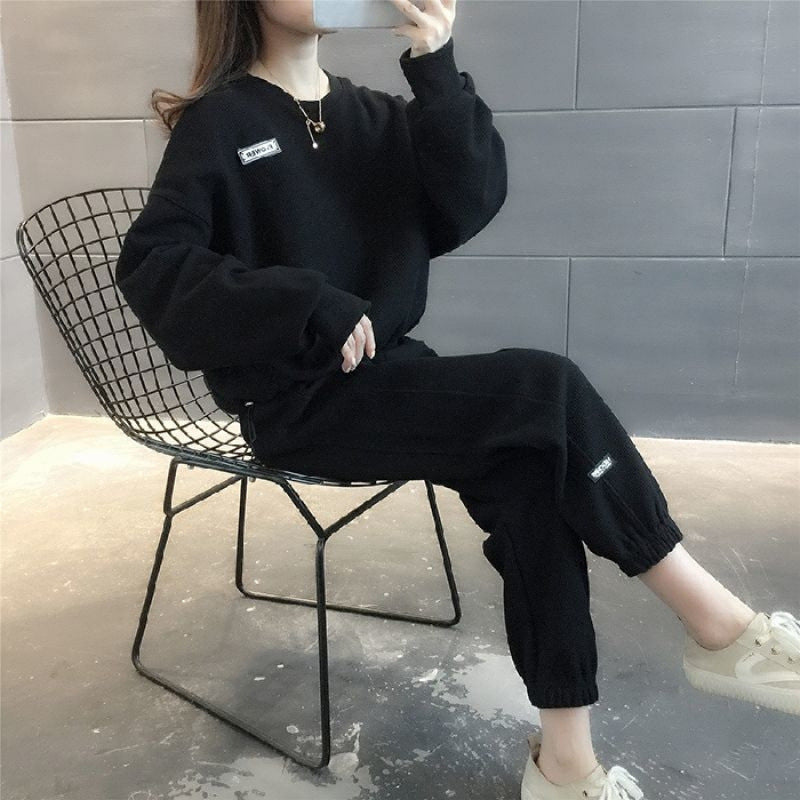 Ladies sporty leisure set with casual cut and practical side pockets Lisslune