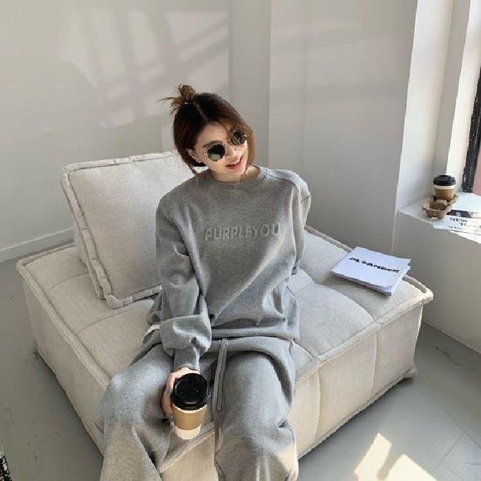 Women's Urban Lounge Outfit with oversized sweatshirt and casual joggers Lisslune