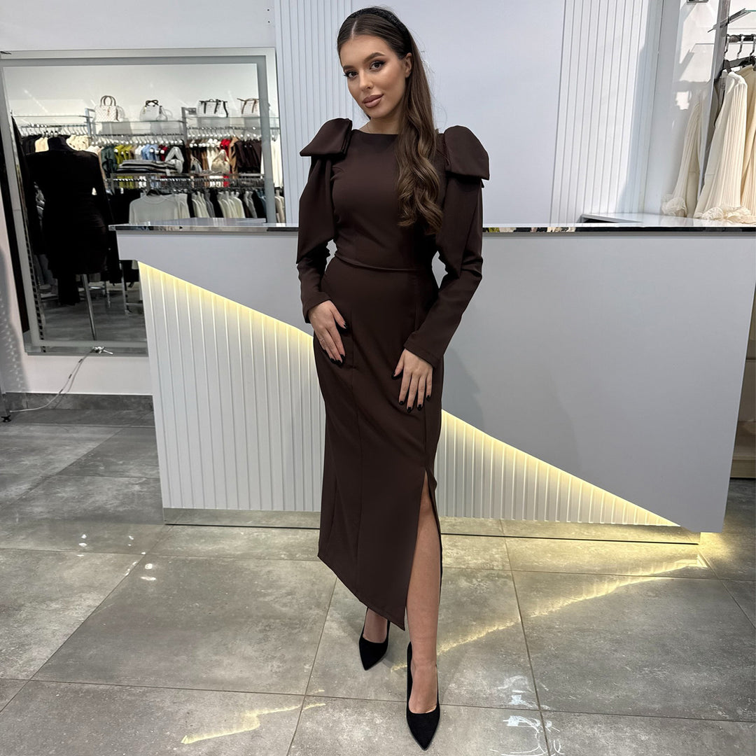 Ladies' maxi dress with elegant puff sleeves and side slit