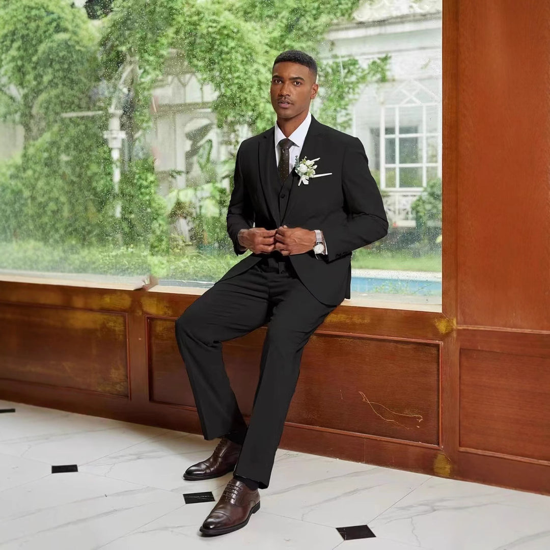 Men's elegant three-piece suit made of fine material and modern cut Lisslune