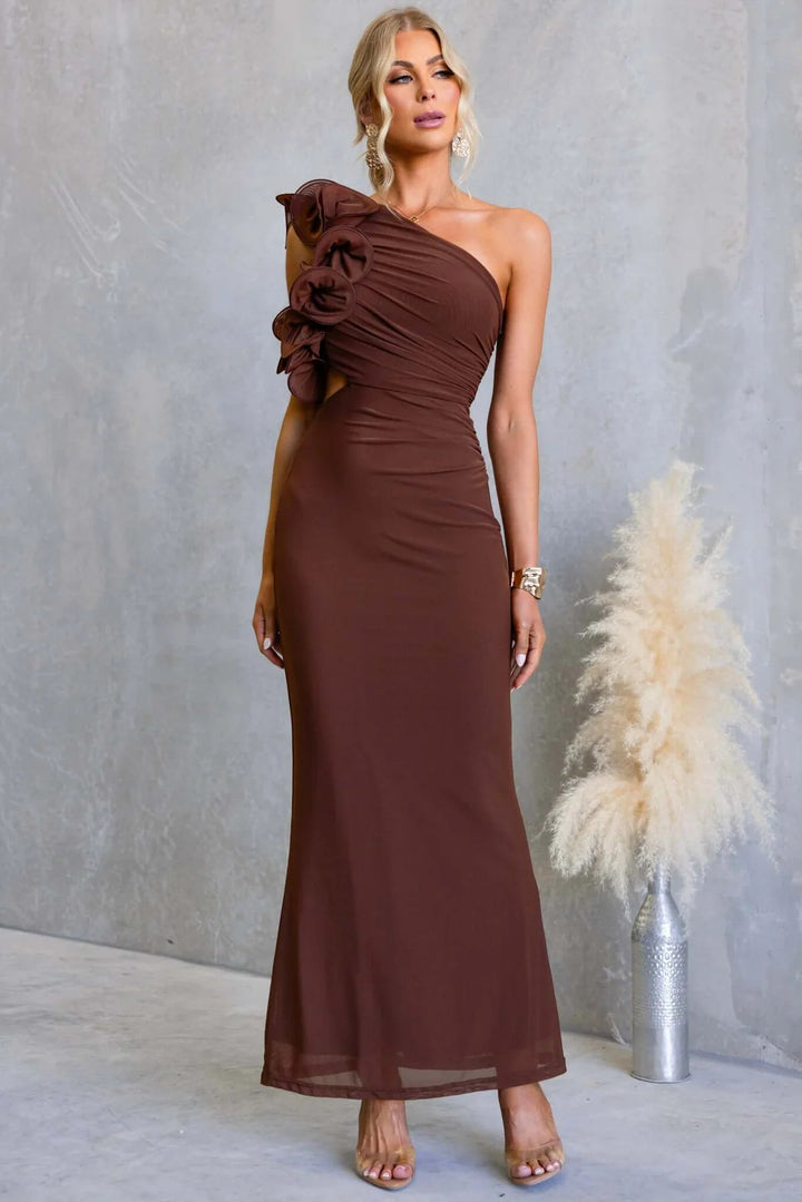 Ladies Elegant Ruffled Maxi Dress with an Off-Shoulder Design and Tailored Fit