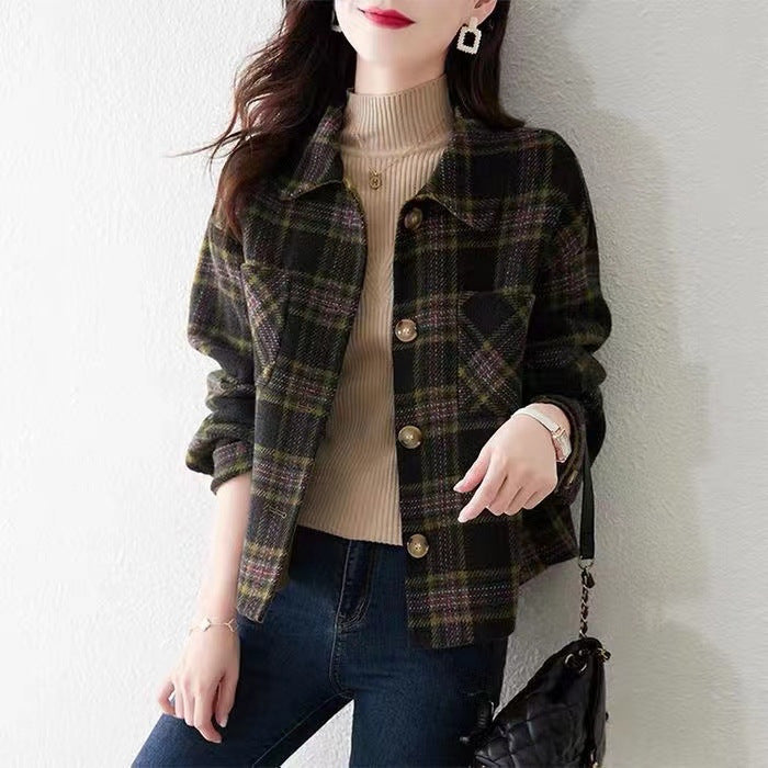 Ladies check coat with practical pockets and button closure Lisslune