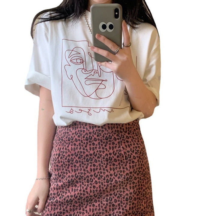 Women's graphic t-shirt with modern line art design and casual fit