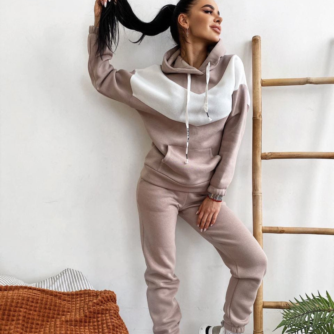 Women's sporty loungewear set with high collar and practical kangaroo pocket Lisslune