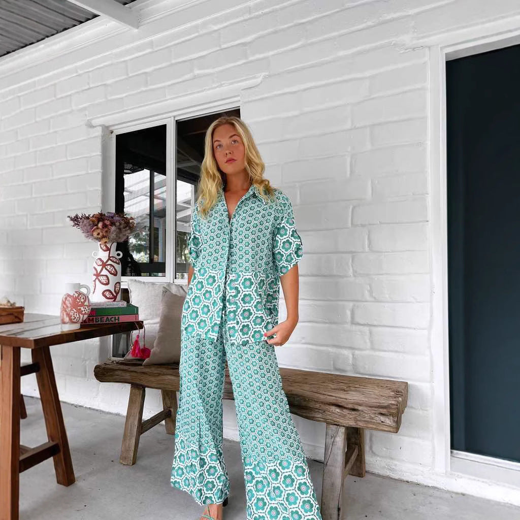 Women's chic blouse-pants combination with floral print and loose fit