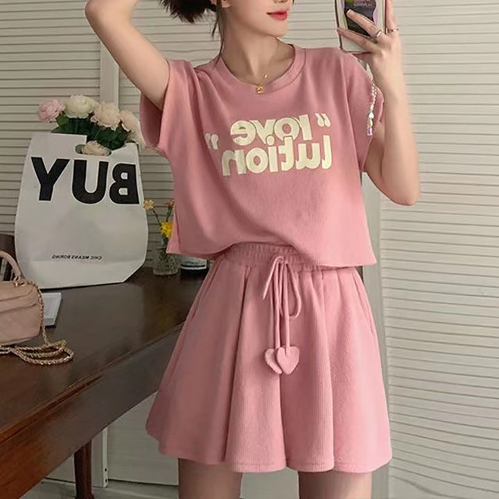 Women's leisure set with top and skirt made of soft fabric