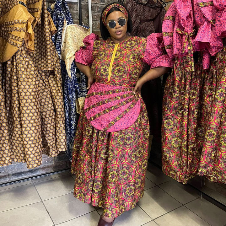 Women's maxi dress with elegant floral pattern and voluminous sleeves