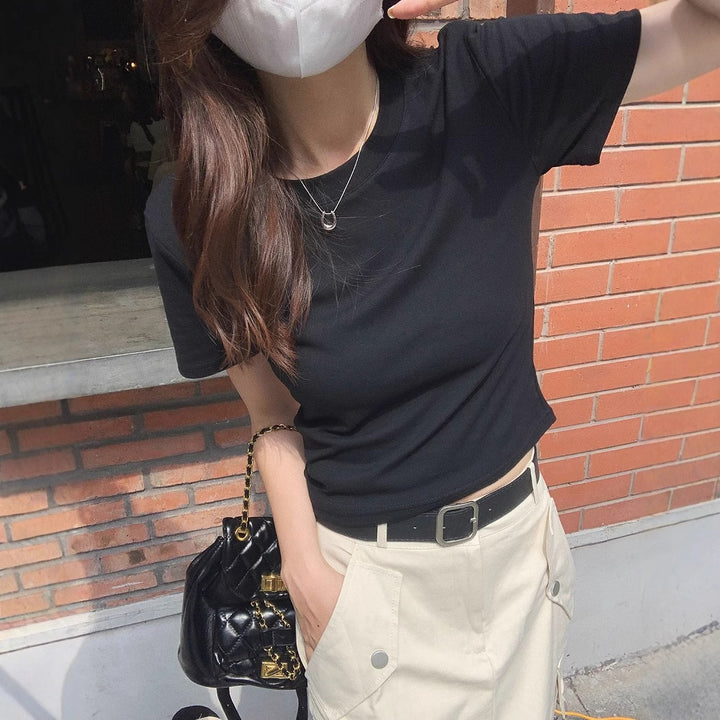 Women's cropped t-shirt in a modern cut with a round neck and figure-hugging design