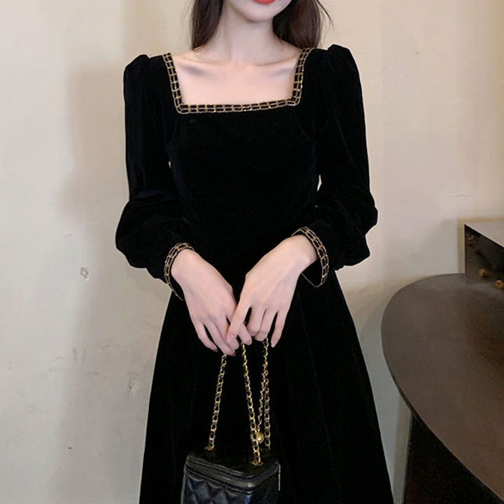 Women's elegant velvet midi dress with square neckline and puff sleeves