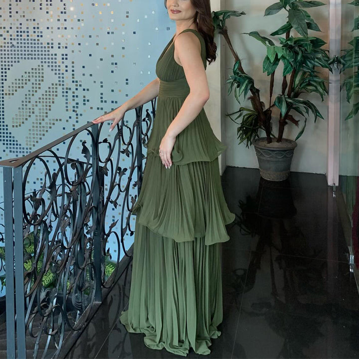 Women's maxi dress with voluminous pleats and feminine silhouette